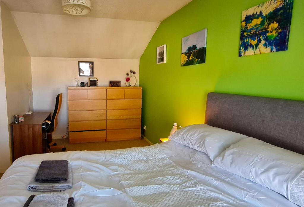 เตียงในห้องที่ SW19 - Quiet split-level 2-bedroom maisonette with garden