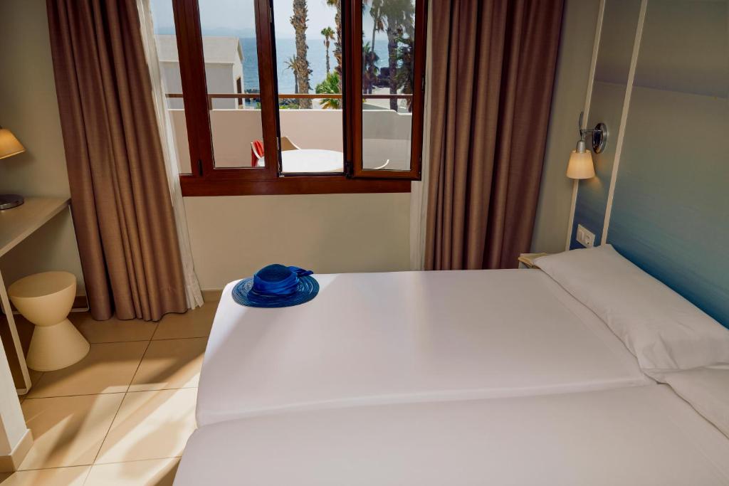 Postel nebo postele na pokoji v ubytování Grupotel Flamingo Beach