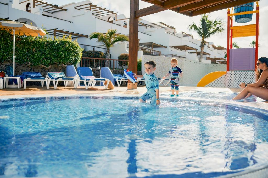Bazén v ubytování Grupotel Flamingo Beach nebo v jeho okolí