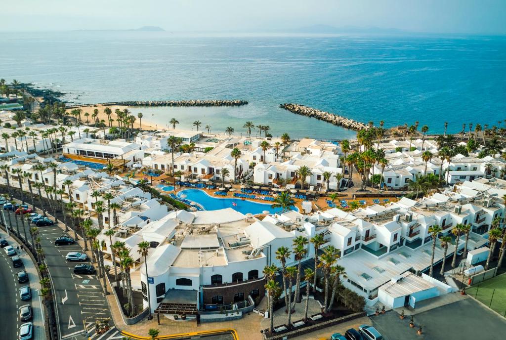 eine Luftansicht eines Resorts am Meer in der Unterkunft Grupotel Flamingo Beach in Playa Blanca