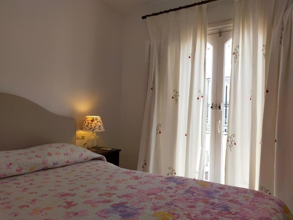 En eller flere senge i et værelse på Nerja Sun Apartments Lola Bajamar