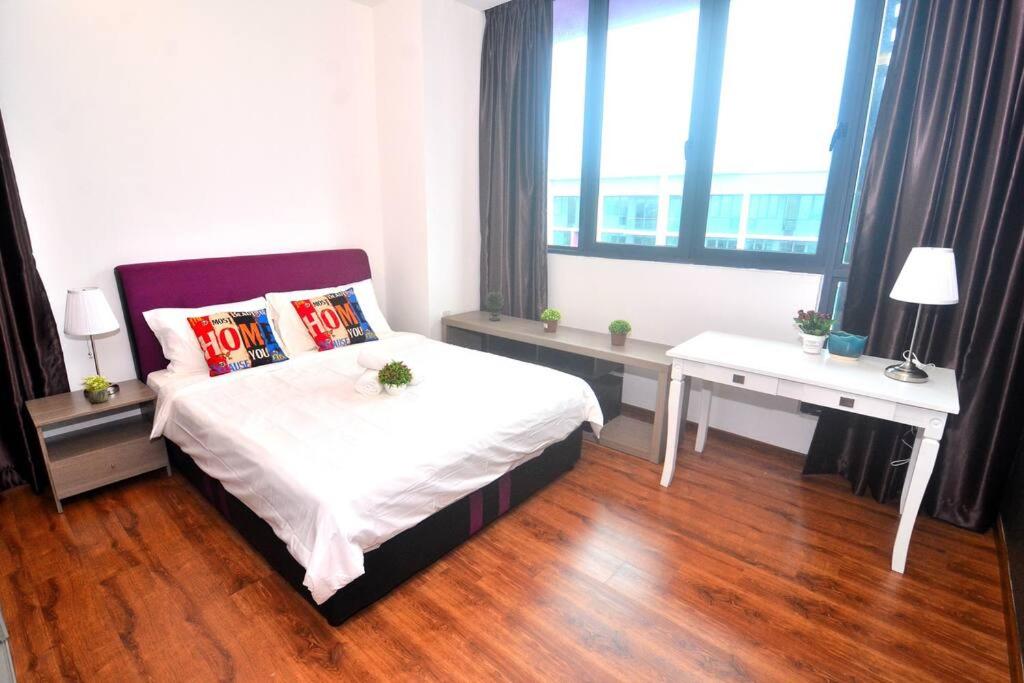 um quarto com uma cama, uma secretária e janelas em Kuching Strategy New Vivacity Jazz 1 Cozy Home 12 em Kuching
