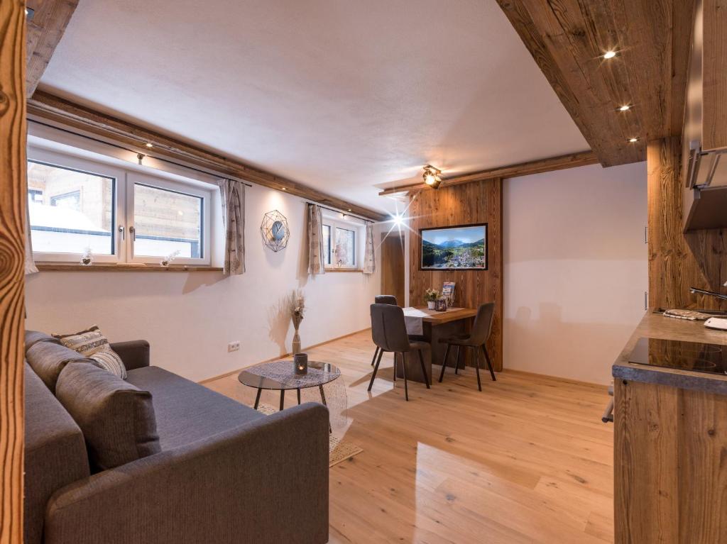 A television and/or entertainment centre at Appartement Holznest