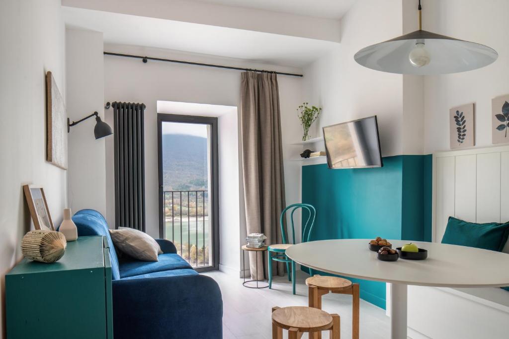 Posezení v ubytování La porticina. Your lake view home.
