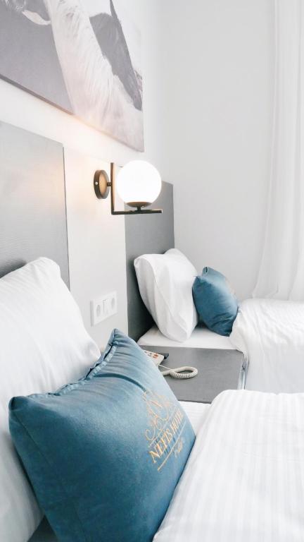 Postel nebo postele na pokoji v ubytování Nefis Hotel City
