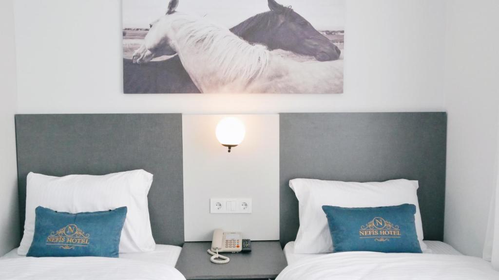 Postel nebo postele na pokoji v ubytování Nefis Hotel City