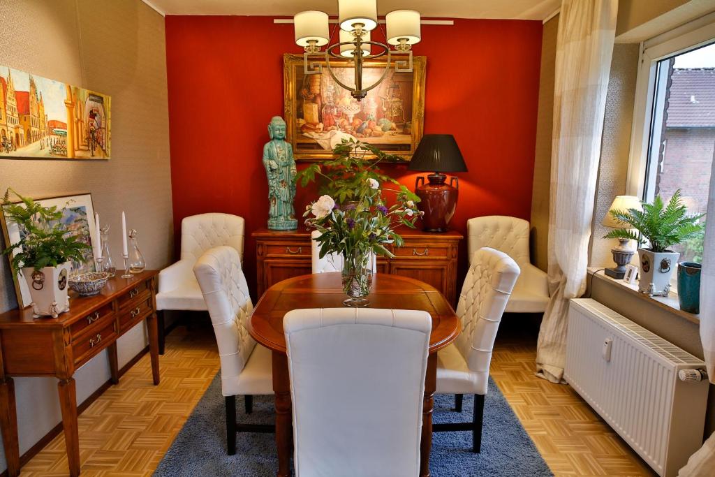 ein Esszimmer mit einem Tisch und Stühlen in der Unterkunft Golden Treasure Deluxe in Münster