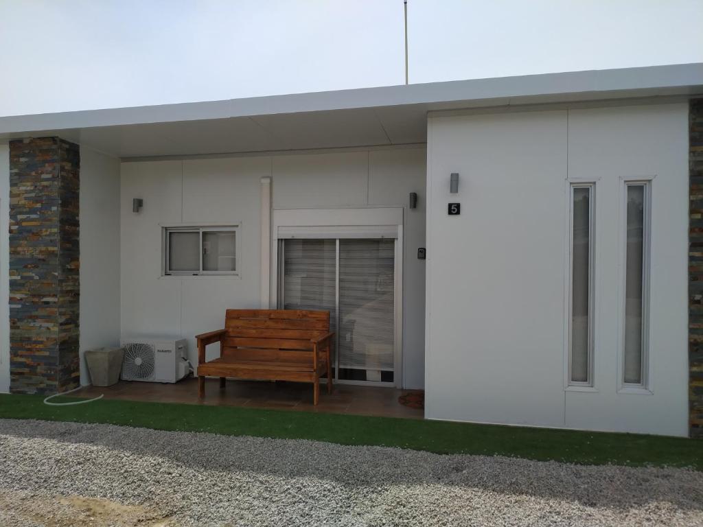 un bâtiment avec un banc devant lui dans l'établissement Casita de Piedra 5, à Trinidad