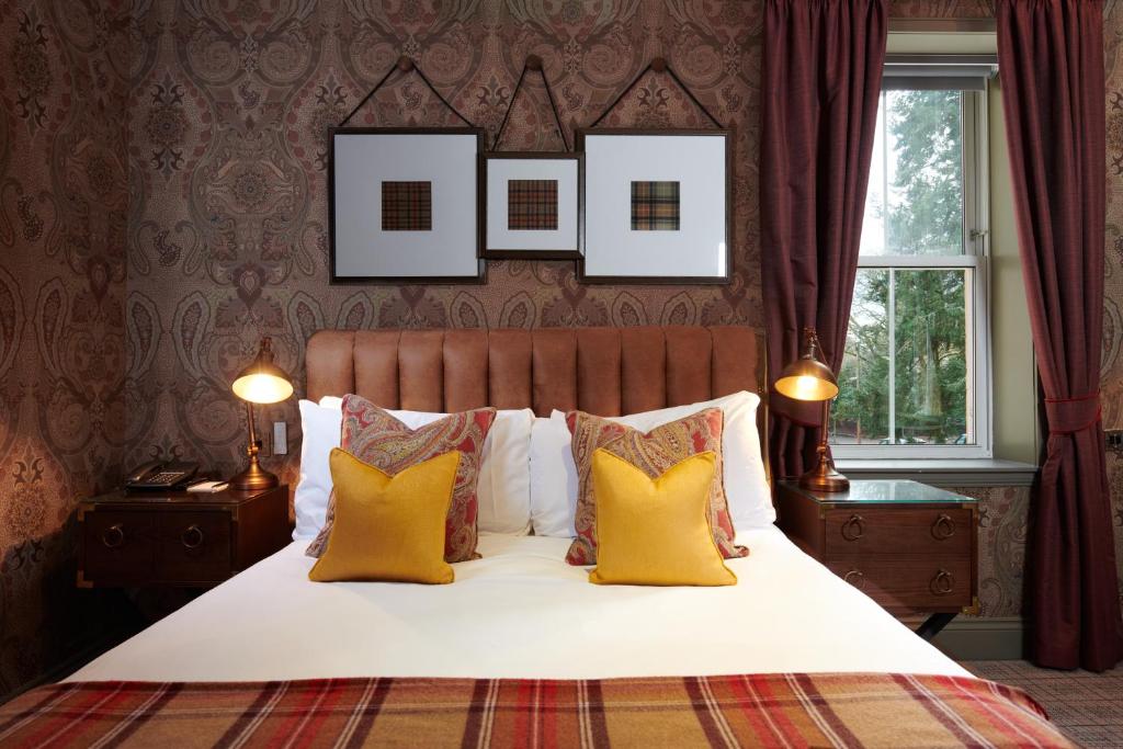 Postel nebo postele na pokoji v ubytování Cameron House on Loch Lomond