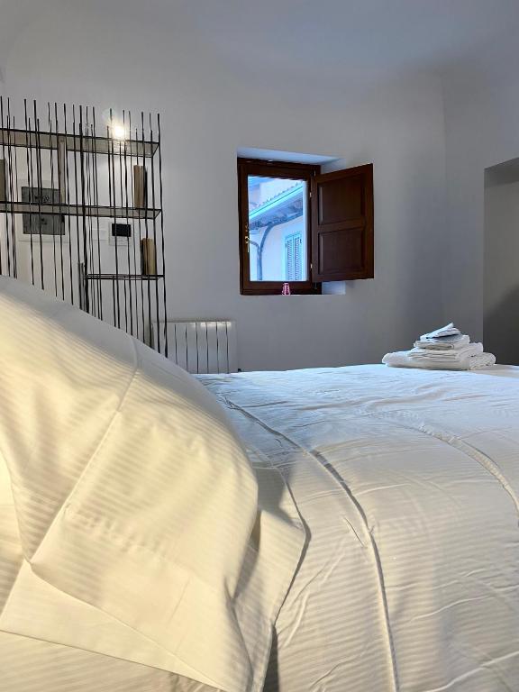 A bed or beds in a room at La suite aquilana
