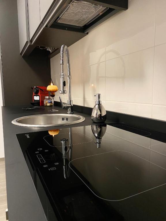 A kitchen or kitchenette at La suite aquilana