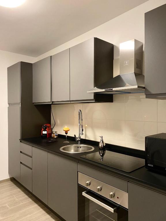 A kitchen or kitchenette at La suite aquilana