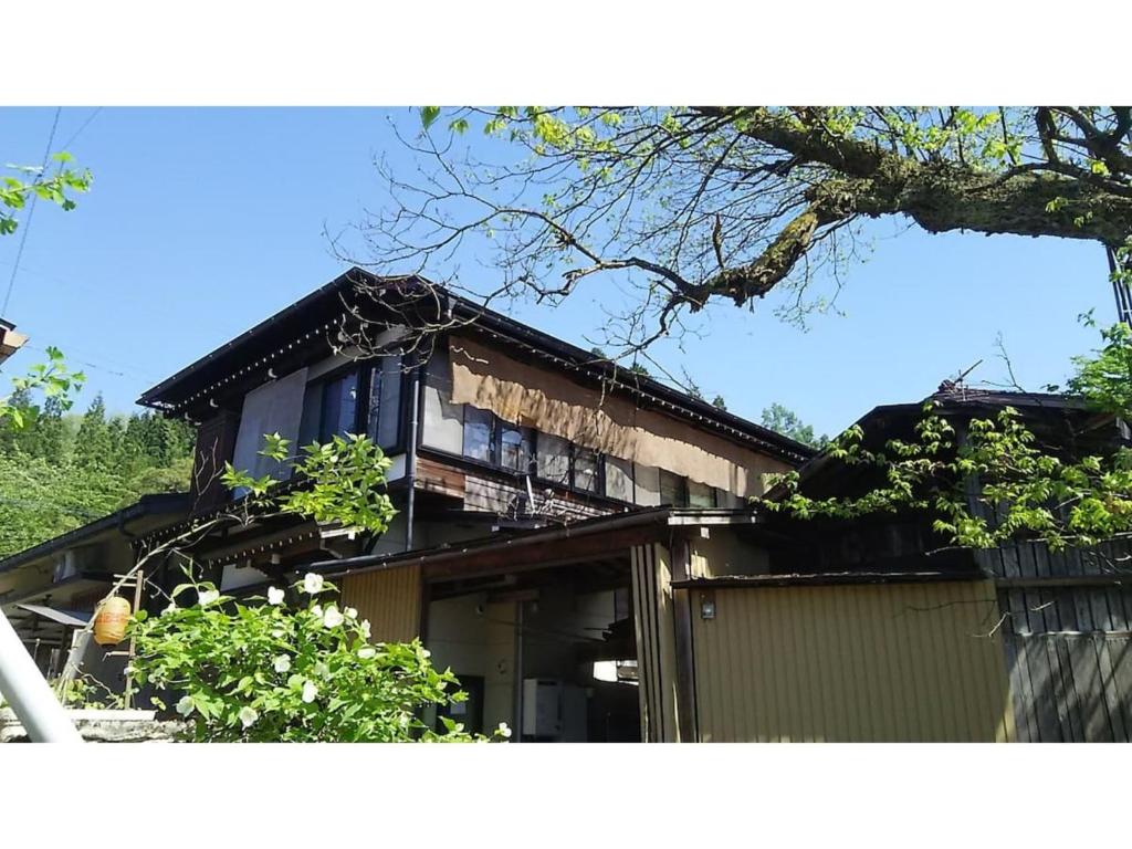 高山的住宿－Tomareru sento taka no yu - Vacation STAY 00556v，房屋的顶部设有阳台