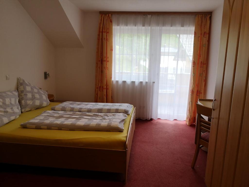 Ένα ή περισσότερα κρεβάτια σε δωμάτιο στο Maria's Platzl Wagrain