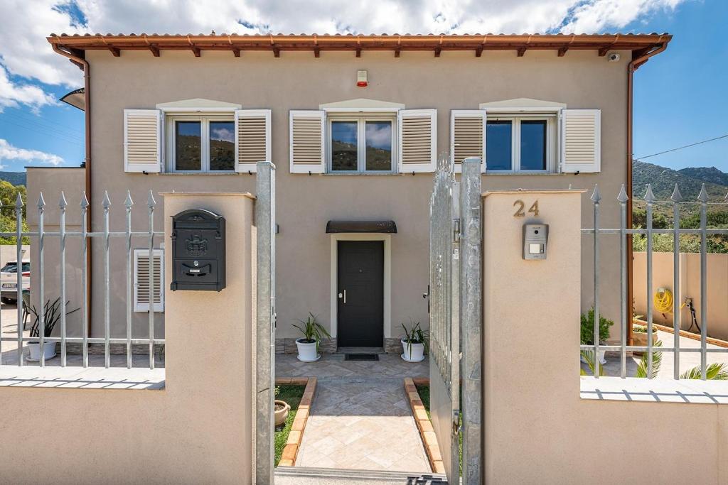 una casa con una puerta delante de ella en Villa Chiara Solanas, en Solanas