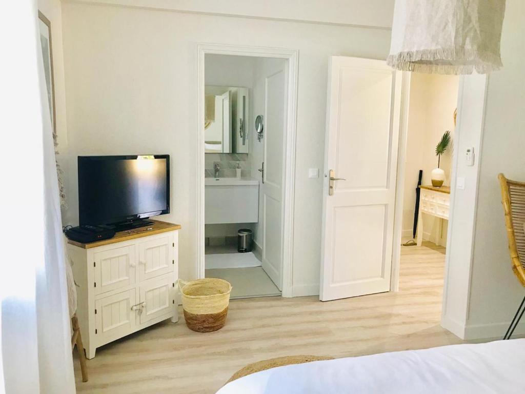 TV a/nebo společenská místnost v ubytování ET VOILA! Elegant one bedroom and beachfront apartment with pool!