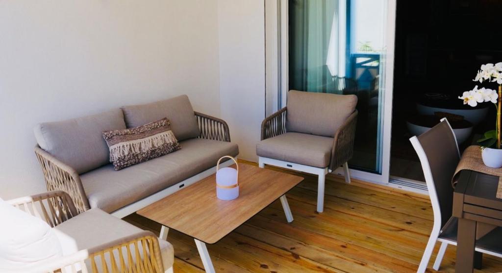 Posezení v ubytování ET VOILA! Elegant one bedroom and beachfront apartment with pool!