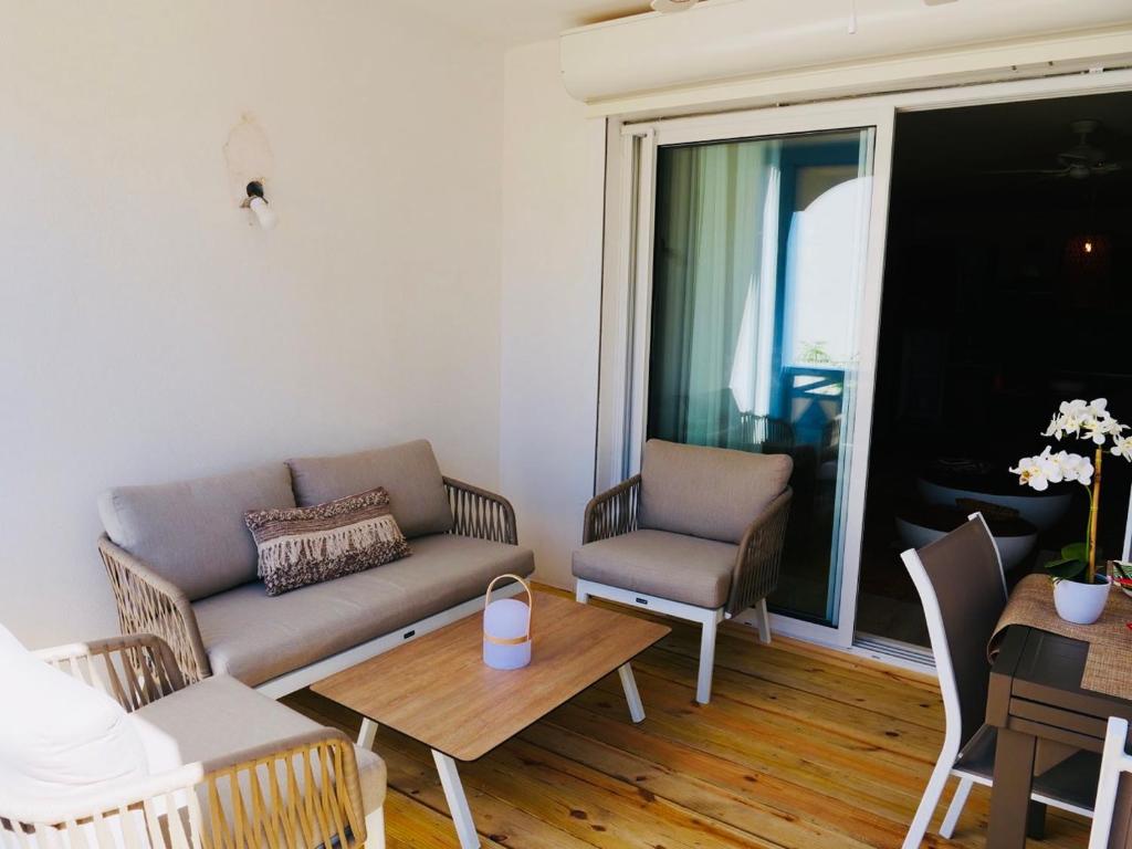 Posezení v ubytování ET VOILA! Elegant one bedroom and beachfront apartment with pool!