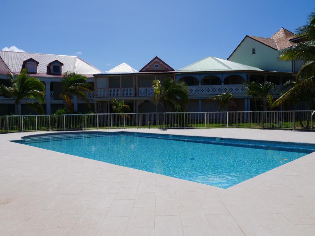 Bazén v ubytování ET VOILA! Elegant one bedroom and beachfront apartment with pool! nebo v jeho okolí