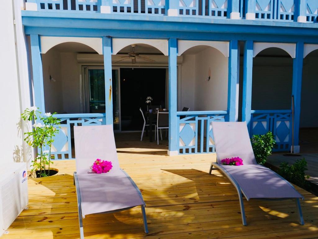 Balkón nebo terasa v ubytování ET VOILA! Elegant one bedroom and beachfront apartment with pool!