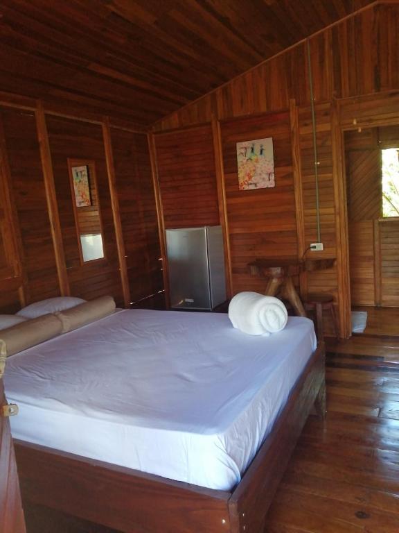 Postel nebo postele na pokoji v ubytování Cabañas Los Laguitos Rio Celeste