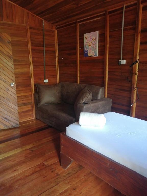 Postel nebo postele na pokoji v ubytování Cabañas Los Laguitos Rio Celeste