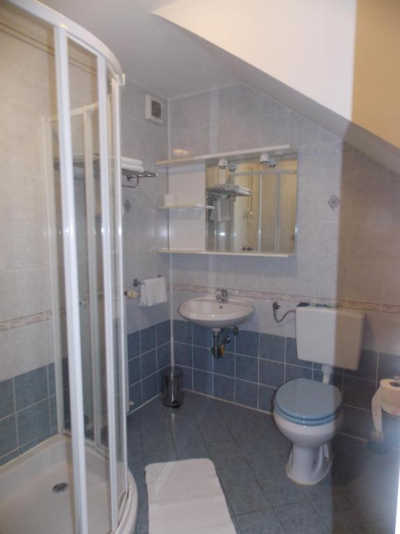 Koupelna v ubytování Apartments Karmen
