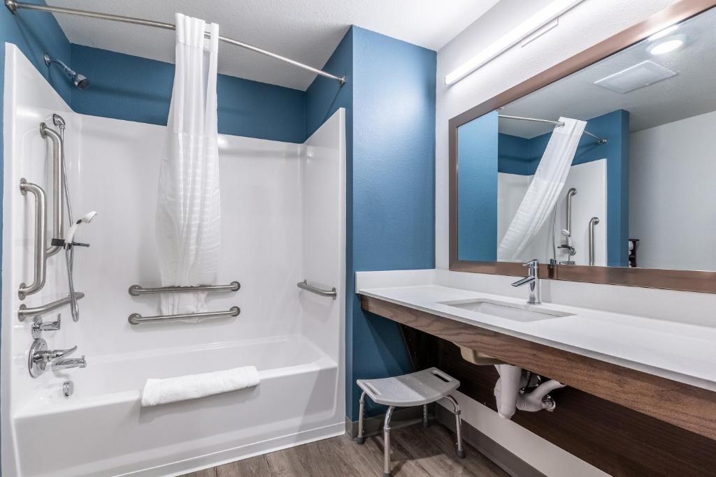 WoodSpring Suites Bakersfield East - 带浴缸的大号房间 - 残疾进入/非吸烟