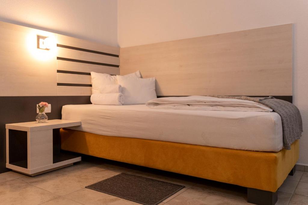 Postel nebo postele na pokoji v ubytování Garni Hotel 11tica DM