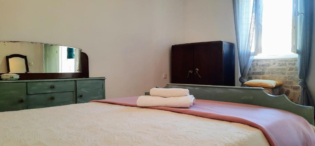 Posteľ alebo postele v izbe v ubytovaní thomais house corfu