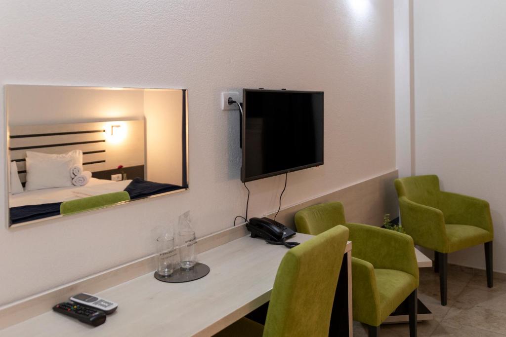 TV a/nebo společenská místnost v ubytování Garni Hotel 11tica DM