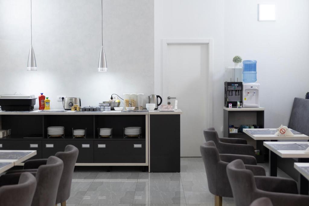 Kuchyň nebo kuchyňský kout v ubytování Garni Hotel 11tica DM