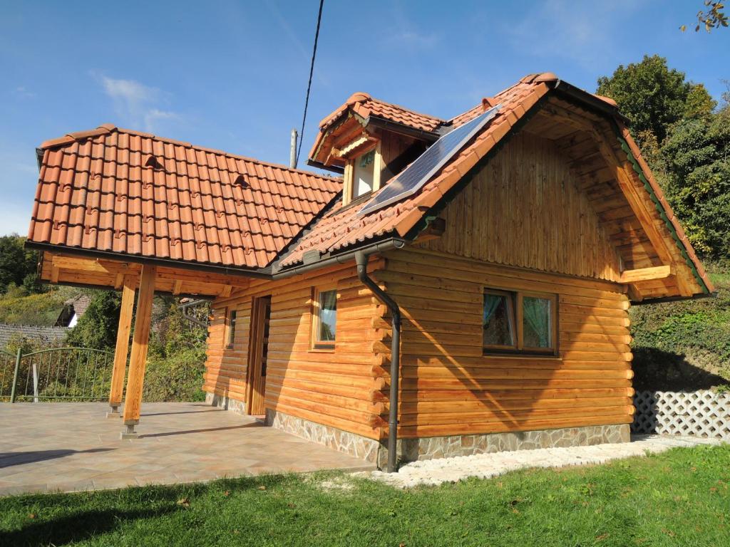 Cabaña de madera con techo de cobre en Vineyard Cottage Janko & Metka, en Otočec