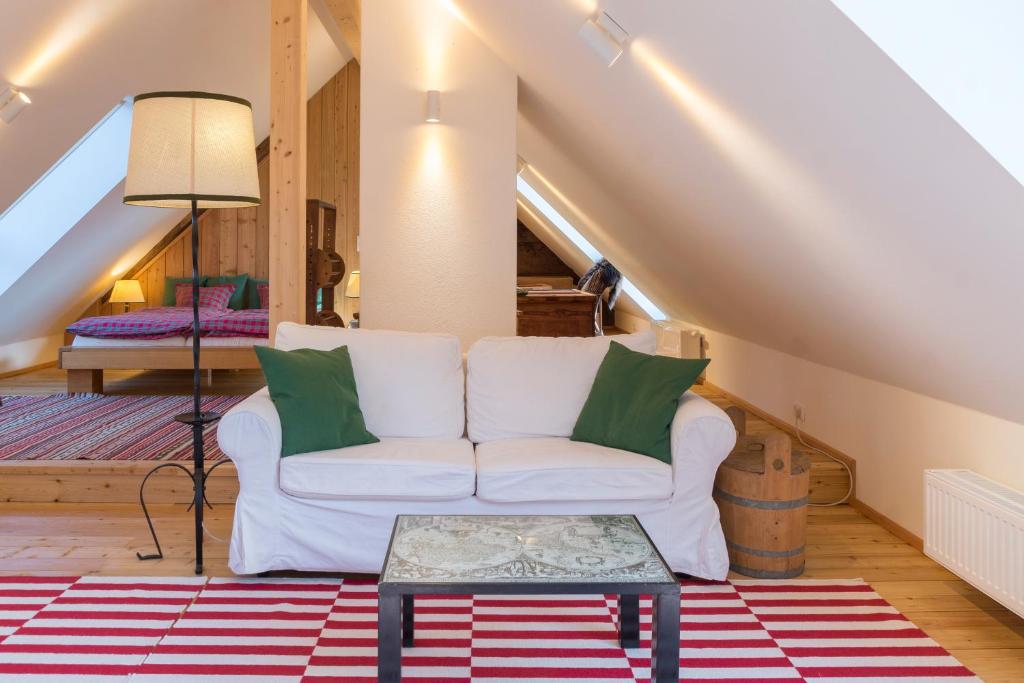 Posedenie v ubytovaní Charmante Gästewohnung in altem Bauernhaus in alpiner Alleinlage
