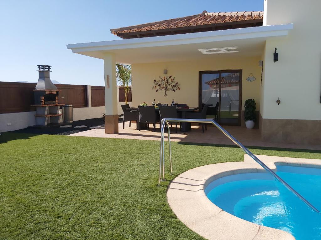 Bazén v ubytování Villa Thais, private heated pool, ideal for your holidays in Caleta de Fuste nebo v jeho okolí