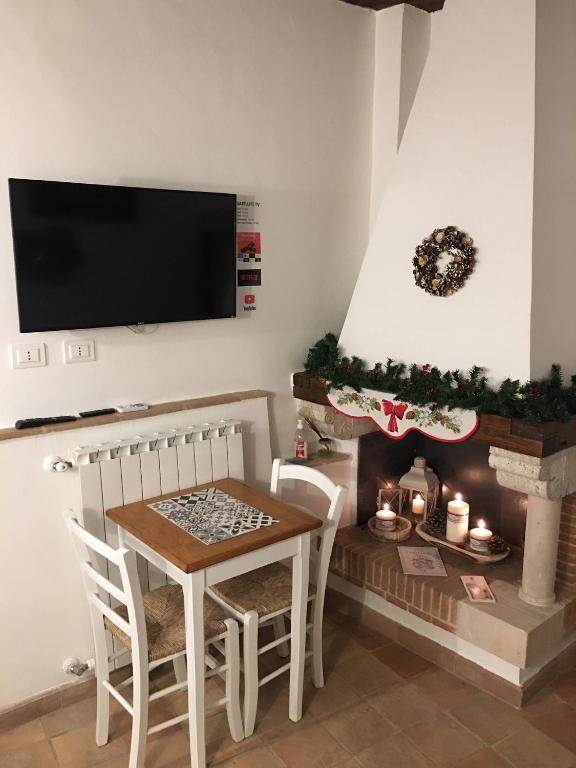 Televízia a/alebo spoločenská miestnosť v ubytovaní Aurora Medieval House