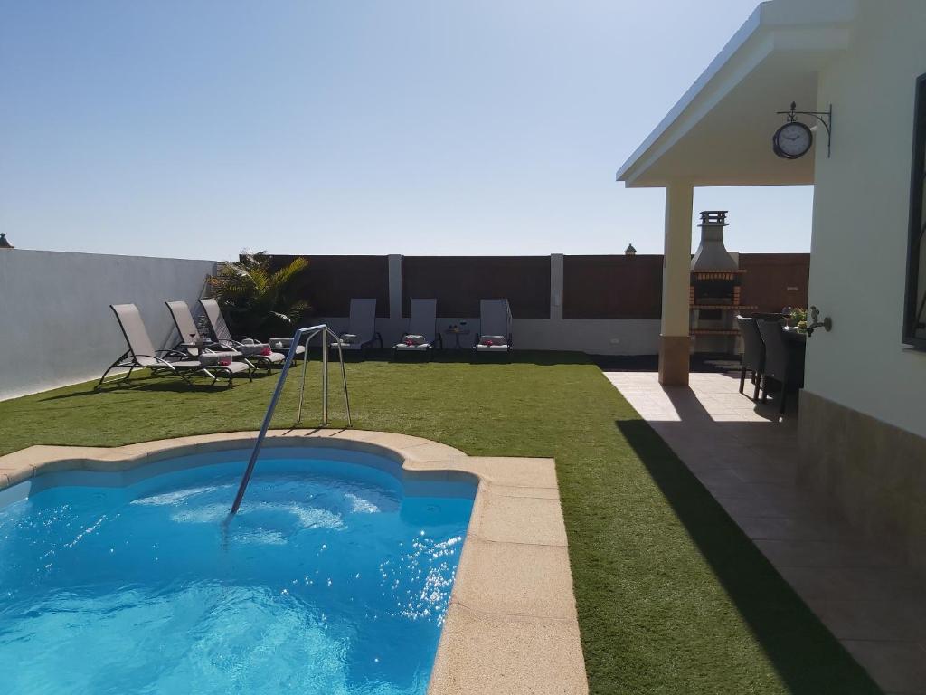 Bazén v ubytování Villa Thais, private heated pool, ideal for your holidays in Caleta de Fuste nebo v jeho okolí