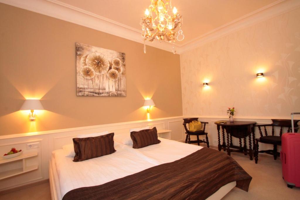 Postel nebo postele na pokoji v ubytování Boutiquehotel Oberkirch im Zentrum