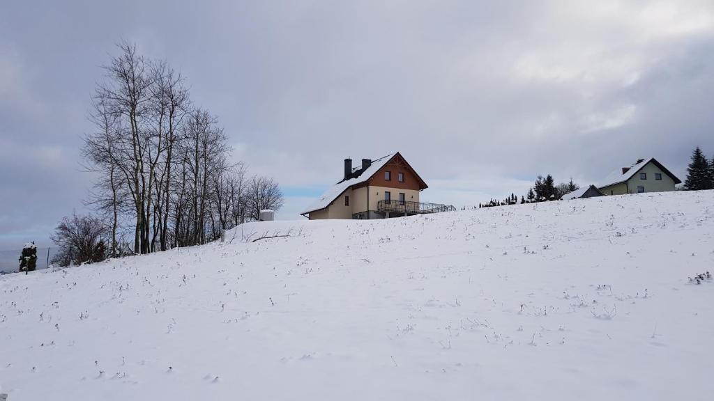 Górskie Przysiółki w Koniakowie - Dom z Widokiem Szańce v zime