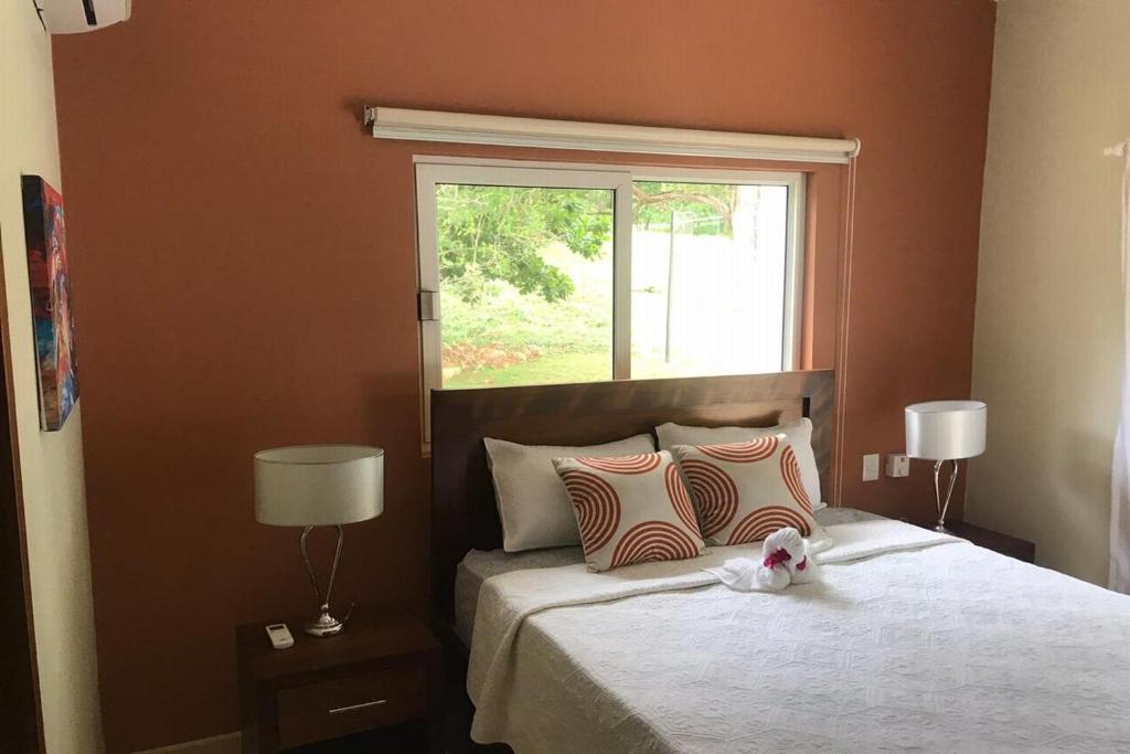 Postel nebo postele na pokoji v ubytování 2 Bed 2 Bath Villa with Jacuzzi, High Speed Wi-Fi