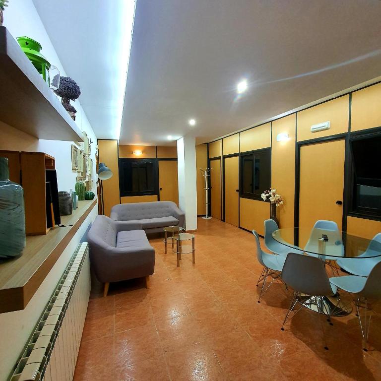 Televízia a/alebo spoločenská miestnosť v ubytovaní Apartamento Turístico San Jorge