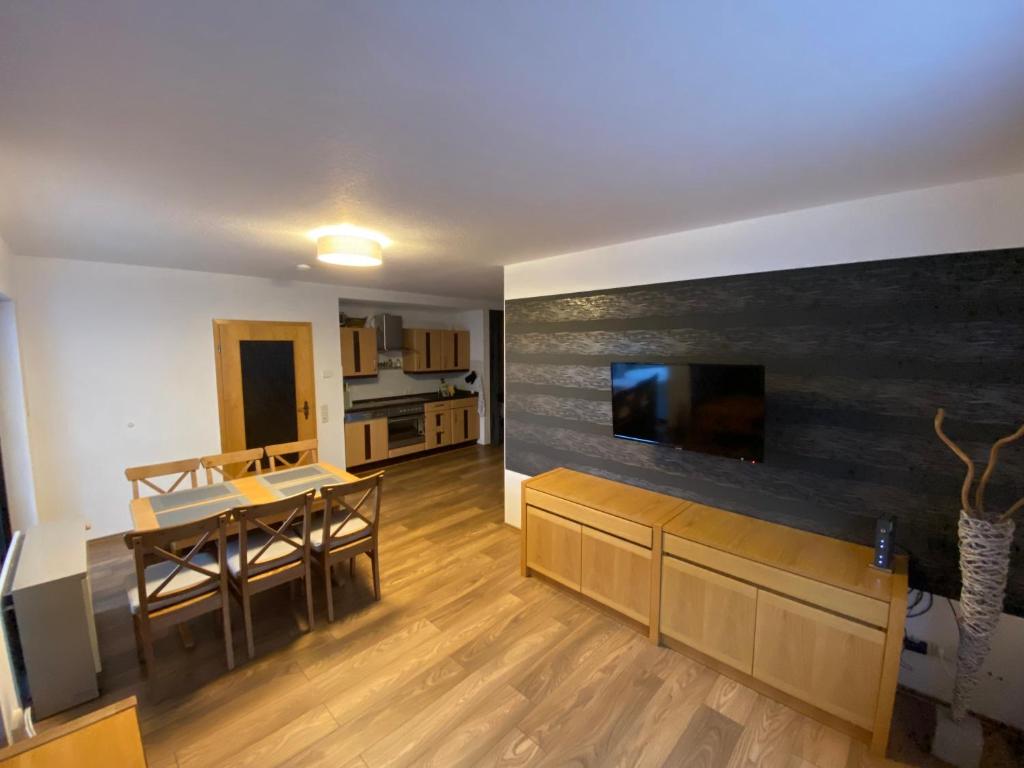 ein Wohnzimmer mit einem Tisch und einem Esszimmer in der Unterkunft Ferienwohnung am Hillestausee in Winterberg