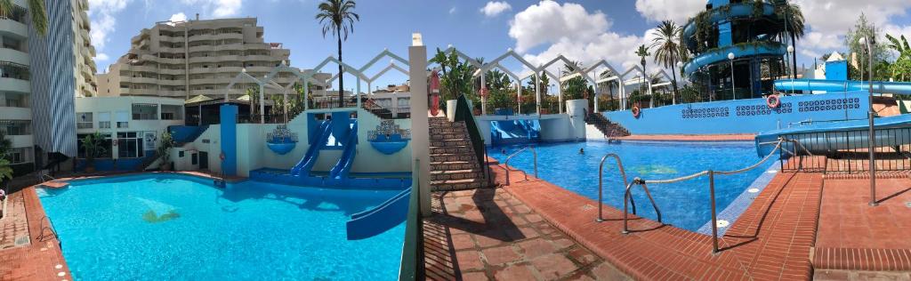 Bazén v ubytovaní Benal beach suite, parque acuático y vistas al mar alebo v jeho blízkosti