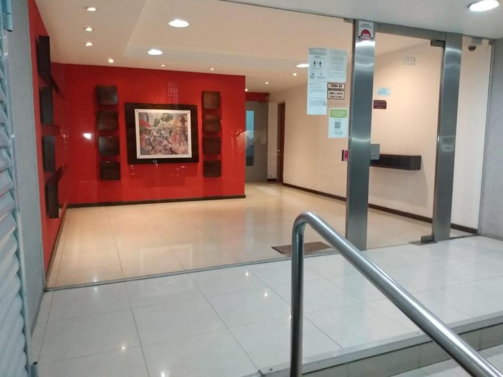 un couloir dans un bâtiment avec un mur rouge dans l'établissement La Perla, à Mar del Plata