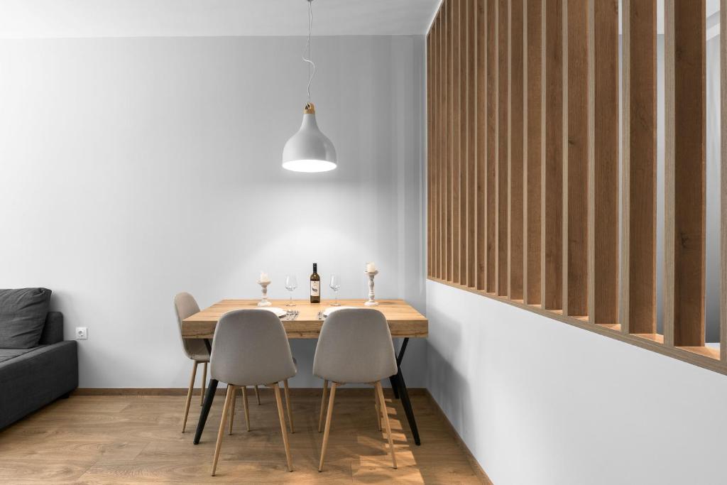 jadalnia ze stołem i 2 krzesłami w obiekcie Aelia Apartments, The Luxury Suites w Salonikach