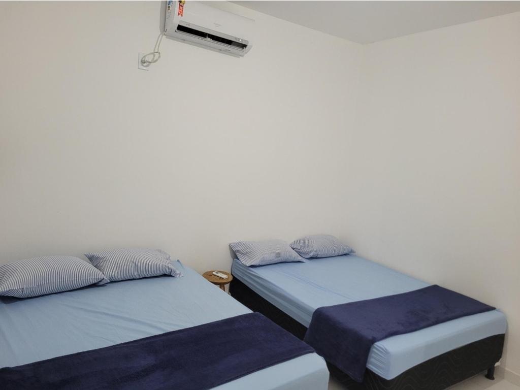 皮列納斯的住宿－CASA PIRANHAS-AL，两张睡床彼此相邻,位于一个房间里