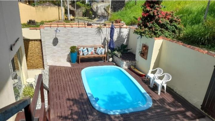 una piscina situata sulla terrazza in legno di Recanto dos Pássaros a Ilhabela