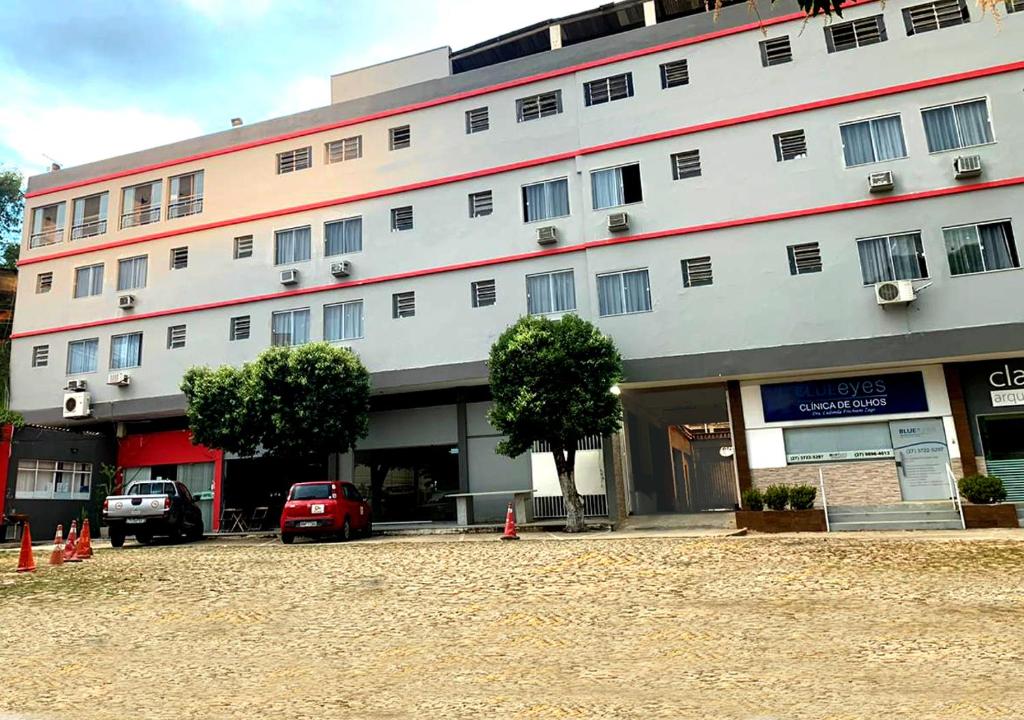 a large building with cars parked in front of it at ARCO HOTEL in Colatina