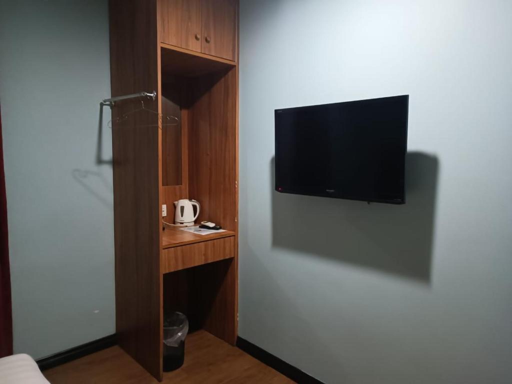 TV a/nebo společenská místnost v ubytování AMBASSADOR LABUAN VIEW HOTEL