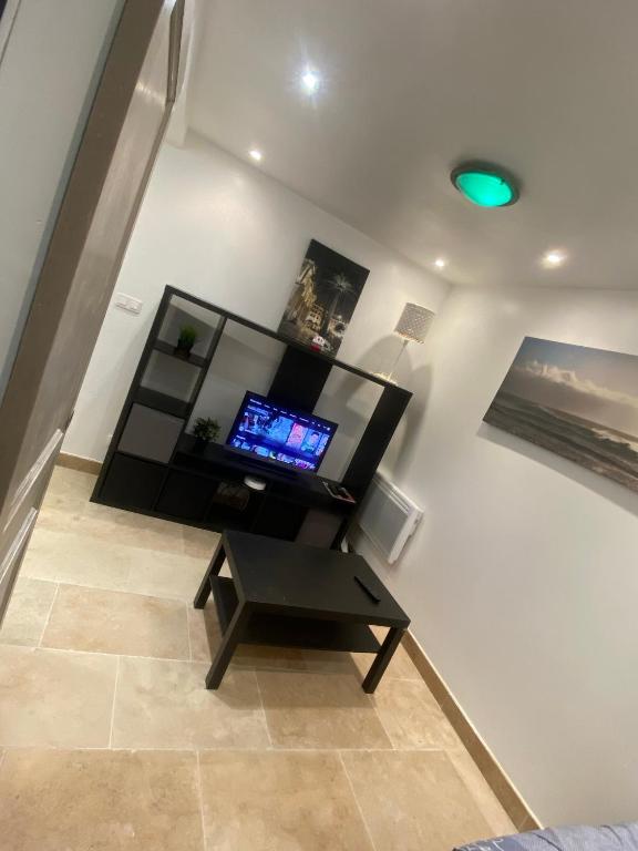 un salon avec une télévision et une table basse dans l'établissement Studio plein centre aix en Provence, à Aix-en-Provence